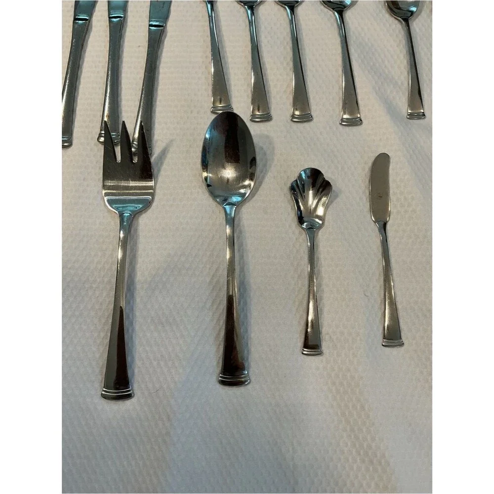 Oneida Silver Stainless Steel Flatware Set - Polished Silver